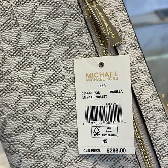 Michael Kors Reed Large Bifold Signature Snap Wallet Card Case 
Vanilla 
NWT - Picture 7 of 16